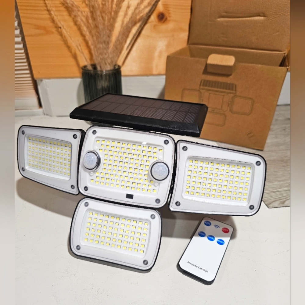 Outdoor Solar Light With Remote NIB